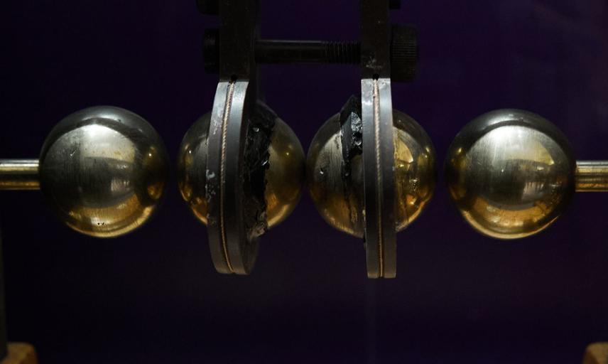 Making Waves display 21300 Marconi's Oil Righi Oscillator