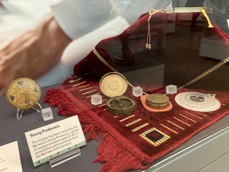 Prayer display: Qibla indicators